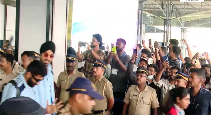 পঞ্চম টি-২০ খেলতে কেরলের তিরুবনন্তপুরমে পৌঁছোল ভারতীয় ক্রিকেট দল