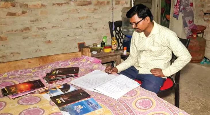 হকারি পেশা হলেও নেশা কবিতা, বই লিখলেন দেগঙ্গার শ্যামল দাঁ