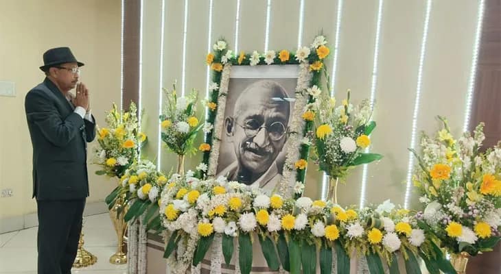 মহাত্মা গান্ধীর মৃত্যুবার্ষিকীতে নবান্নে শ্রদ্ধাজ্ঞাপন মন্ত্রী অরূপ রায়ের