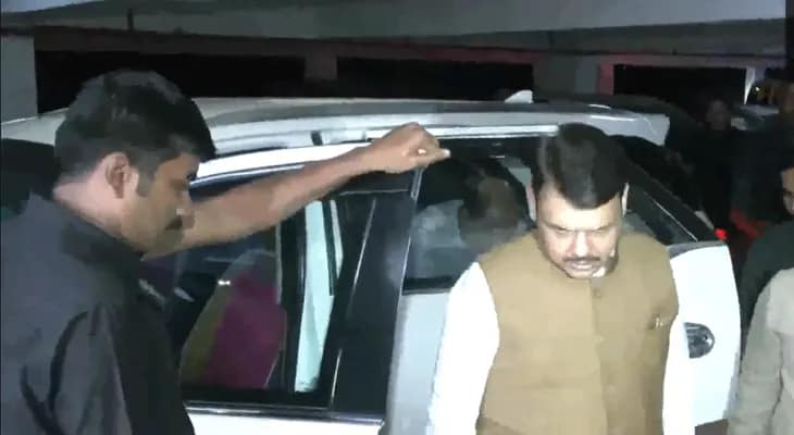 নাগপুরে কেন্দ্রীয় মন্ত্রী নীতিন গাদকারির সঙ্গে দেখা করতে গেলেন মহারাষ্ট্রের মুখ্যমন্ত্রী দেবেন্দ্র ফড়ণবিশ