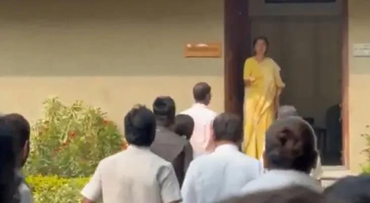 মহারাষ্ট্রের বারামতীতে শারদ পাওয়ারের বাসভবনে বৈঠকে এনসিপি-এসসিপির নেতারা