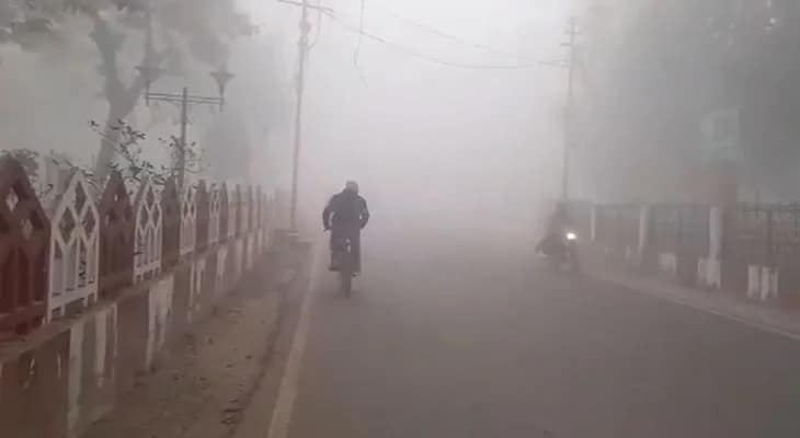 উত্তরপ্রদেশের বারাণসীতে ব্যাপক কুয়াশা, ধীর গতিতে চলছে গাড়ি