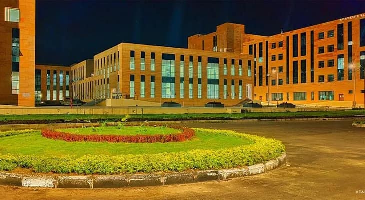 এইমস কল্যাণীর সামনে রাজ্য সড়কে জমে থাকা নির্মাণসামগ্রী সরাল পুলিশ