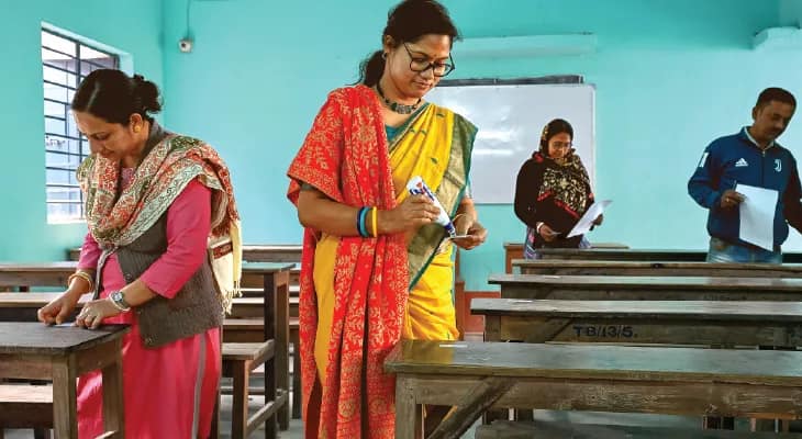 বাধা হবে না এসআইআর, কেন্দ্রকে তোপ দেগে মাধ্যমিক পরীক্ষার্থীদের আশ্বস্ত করলেন শিক্ষামন্ত্রী ব্রাত্য বসু