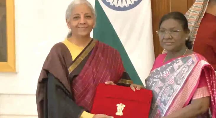 বাজেট পেশের আগে রাষ্ট্রপতি দ্রৌপদী মুর্মুর সঙ্গে দেখা করলেন কেন্দ্রীয় অর্থমন্ত্রী নির্মলা সীতারামন