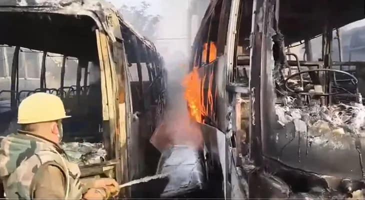 রাঁচির বীরসা মুণ্ডা টার্মিনালে আচমকাই ৬টি বাসে আগুন, অকুস্থলে দমকল