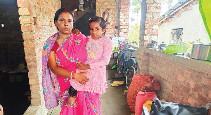 মায়ের কোলে করে পরীক্ষা কেন্দ্রে যাবে ‘ছোট্ট’ নিশা, চোখে সরকারি চাকরির স্বপ্ন