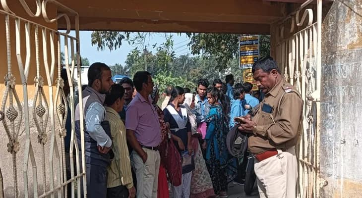 পূর্ব মেদিনীপুরের কোলাঘাটের বাথানবেড়িয়া হাইস্কুলে পরীক্ষা কেন্দ্রের সামনে কড়া নিরাপত্তা