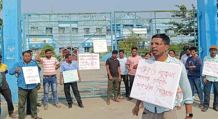 চার মাস ধরে বেতন নেই, আন্দোলনে চুক্তিভিত্তিক অস্থায়ী কর্মীরা