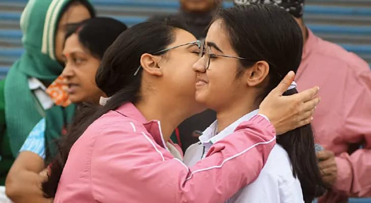 সহজ প্রশ্নে স্বস্তির সূচনা, মাধ্যমিকের প্রথম দিনে খোশমেজাজে পরীক্ষার্থীরা
