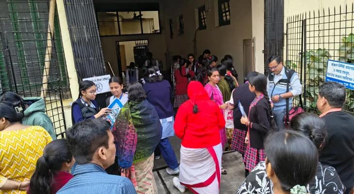 মাধ্যমিকের দ্বিতীয় দিনে সিস্টার নিবেদিতা স্কুলে ঢুকছে পরীক্ষার্থীরা