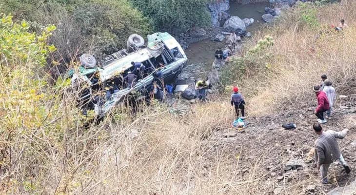 দেরাদুনের বিকাশনগরে বাস দুর্ঘটনা, মৃত ৩, জখম একাধিক