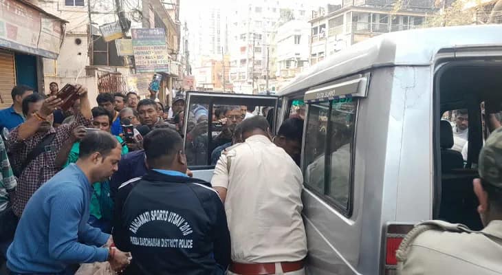 বর্ধমানের বাদামতলায় চেম্বারে ঢুকে চিকিৎসককে মারধর, মাথায় কোপ মারার অভিযোগ