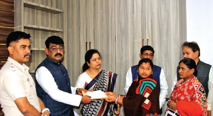 নরেন্দ্রপুরের অগ্নিকাণ্ডে নিখোঁজদের পরিবারকে ১০ লক্ষ টাকা করে চেক, বারুইপুর জেলা পুলিশের সহমর্মিতায় খুশি জেলাবাসী