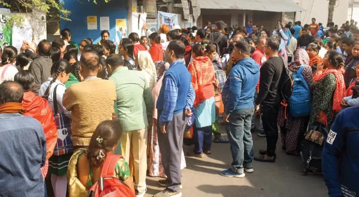 বারাসতে মাধ্যমিক পরীক্ষার্থীর অভিভাবকরা আশ্রয়হীন! পরীক্ষা কেন্দ্রের সামনে বিক্ষোভ
