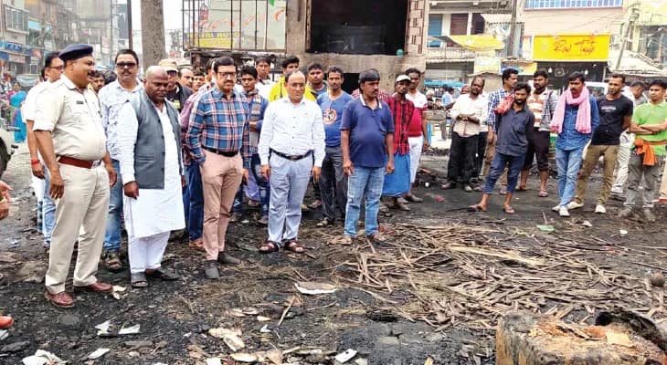 পুড়ে ছাই ২৫টি দোকান, ব্যাপক লোকসানের আশঙ্কা ব্যবসায়ীদের