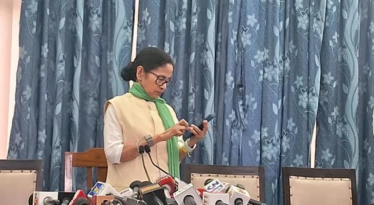 সাংবাদিক বৈঠকে মুখ্যমন্ত্রী মমতা বন্দ্যোপাধ্যায়