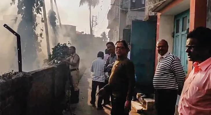 চুঁচুড়ায় আবর্জনার স্তূপে আগুন