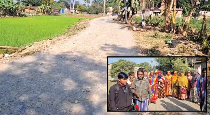 কাজ শুরু করে উধাও ঠিকাদার অসম্পূর্ণ রাস্তা ঘিরে বিক্ষোভ