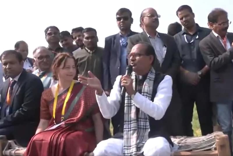 মধ্যপ্রদেশের  সিহরে  কৃষকদের  সঙ্গে দেখা করলেন কেন্দ্রীয় কৃষিমন্ত্রী শিবরাজ সিং চৌহান
