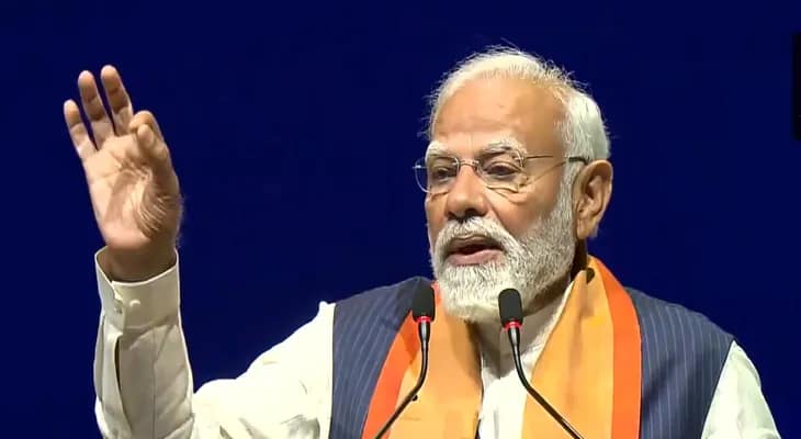 মালয়েশিয়ার কুয়ালা লামপুরে প্রবাসী ভারতীয়দের সভায় বক্তব্য রাখছেন প্রধানমন্ত্রী নরেন্দ্র মোদি