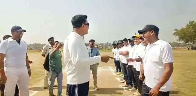 বাকচায় স্থানীয় যুবকদের সঙ্গে প্রীতি ক্রিকেট ম্যাচ পুলিশের