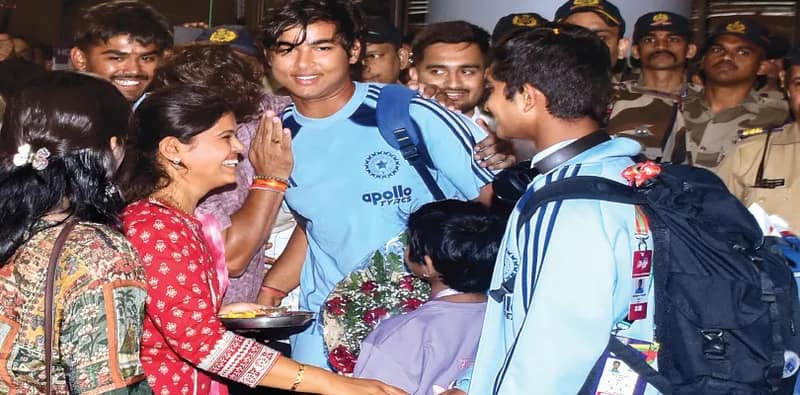 ভালোবাসার জোয়ারে ভেসে ফিরলেন বৈভবরা