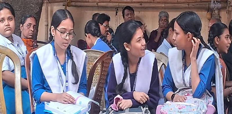 আজ, মাধ্যমিকের অংক পরীক্ষা, পরীক্ষাকেন্দ্রে ঢোকার আগে ছাত্রীদের প্রস্তুতি