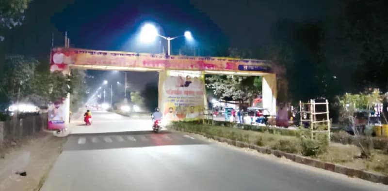 কর্মসূচির ১৪ দিন পরও রাস্তাজুড়ে বিজেপির তোরণ, সমস্যায় বাসিন্দারা