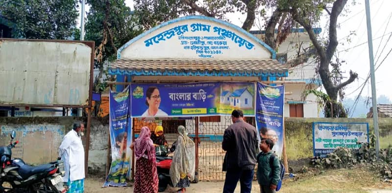 দুপুরেও খোলেনি পঞ্চায়েত, নেই কর্মীরা হরিশ্চন্দ্রপুরে বাড়ছে সাধারণের ক্ষোভ
