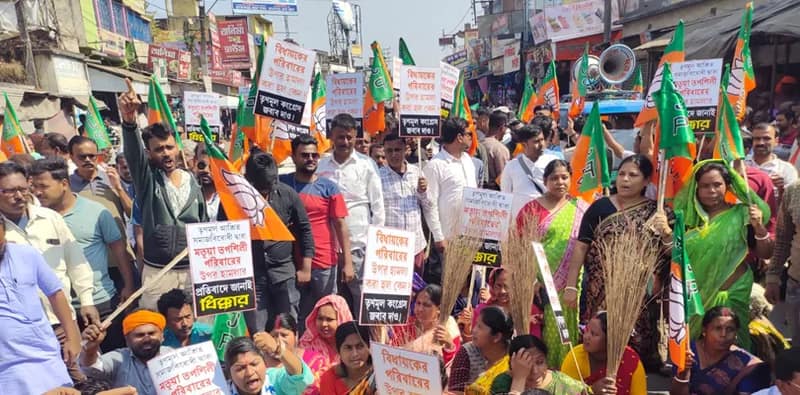 দলীয় বিধায়কের গাড়িতে হামলার প্রতিবাদে গোপালনগরে পথ অবরোধ বিজেপির, বনগাঁ-চাকদহ সড়ক অবরোধ