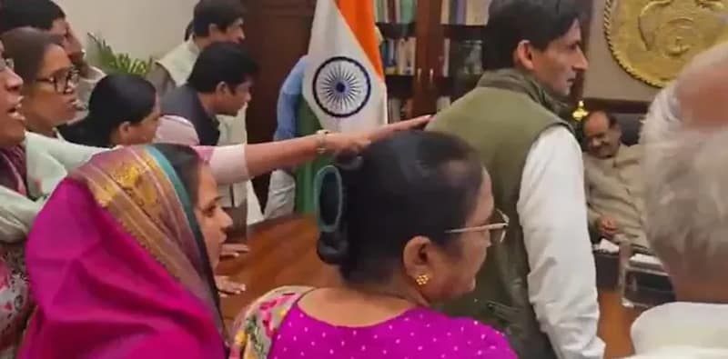 লোকসভার স্পিকার ওম বিড়লাকে চেম্বারে ঢুকে হুমকি দিয়েছেন কংগ্রেস সাংসদরা, বিস্ফোরক দাবি মন্ত্রীর