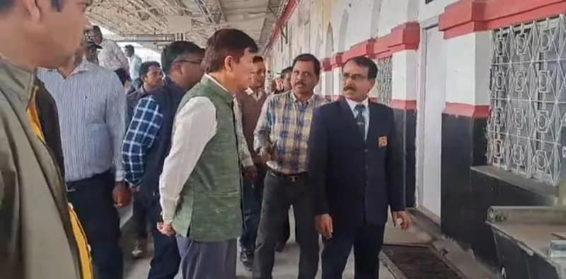 জলপাইগুড়ি টাউন স্টেশনে অমৃত ভারত প্রকল্পের কাজ পরিদর্শনে উত্তরপূর্ব সীমান্ত রেলের ডিআরএম কিরেন্দ্র নারা