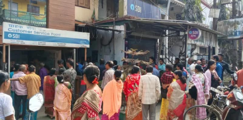আবাস ও লক্ষ্মীর ভাণ্ডারের টাকা তুলতে ব্যাংকগুলিতে লম্বা লাইন উপভোক্তাদের