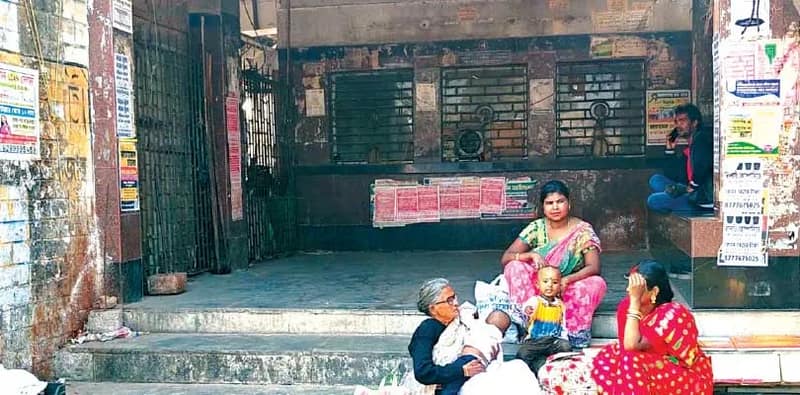 জয়নগর-মজিলপুরে ২ নম্বর প্ল্যাটফর্মে  কয়েক বছর ধরেই বন্ধ টিকিট কাউন্টার
