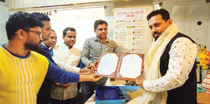 চাঁচলে উন্নয়নের পাঁচালি নিয়ে ব্যবসায়ীদের কাছে তৃণমূল