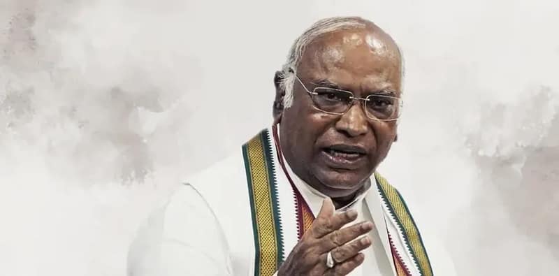 ‘সরকারের সমালোচনা করা আমার অধিকার’, বক্তব্য ছাঁটায় সরব খাড়্গে