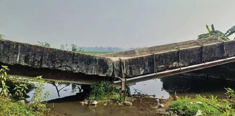 শালকুমারে উড্ডা নদীর ভাঙা সেতু দিয়েই চলছে যাতায়াত