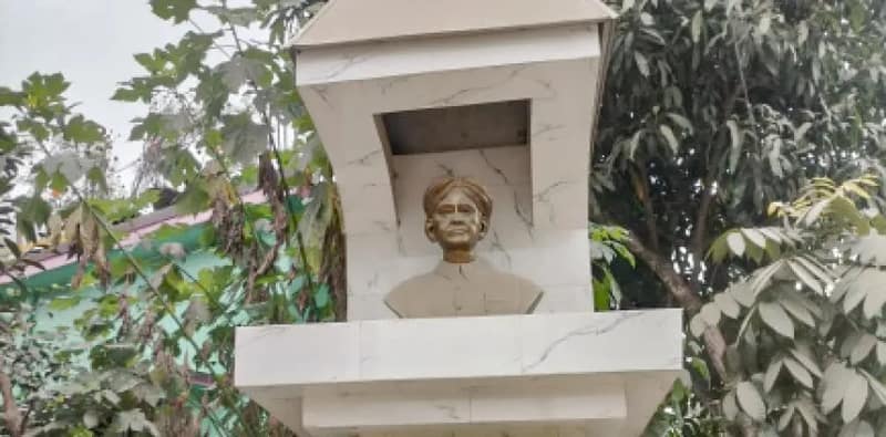 অর্ধদিবস ধুলো মাখা অবস্থায় পঞ্চানন বর্মার আবক্ষ মূর্তি, বুনিয়াদপুর পুরসভার ভূমিকায় ক্ষোভ