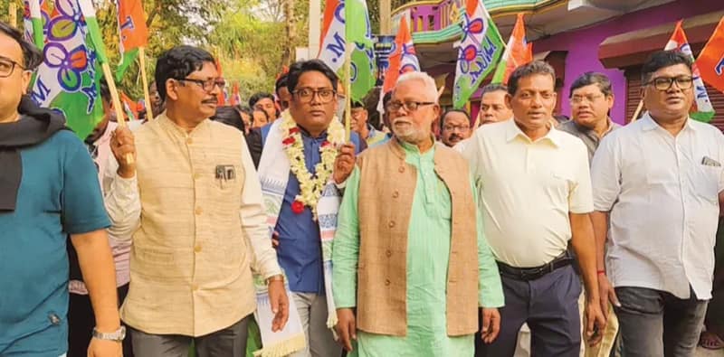 দলত্যাগী পদ্মের দাপুটে নেতাকে নিয়ে ময়নার গোজিনায় মিছিল তৃণমূলের
