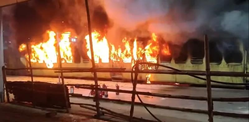 কাটোয়া স্টেশনে প্ল্যাটফর্মে দাঁড়িয়ে থাকা ট্রেনের কোচে ভয়াবহ অগ্নিকাণ্ড