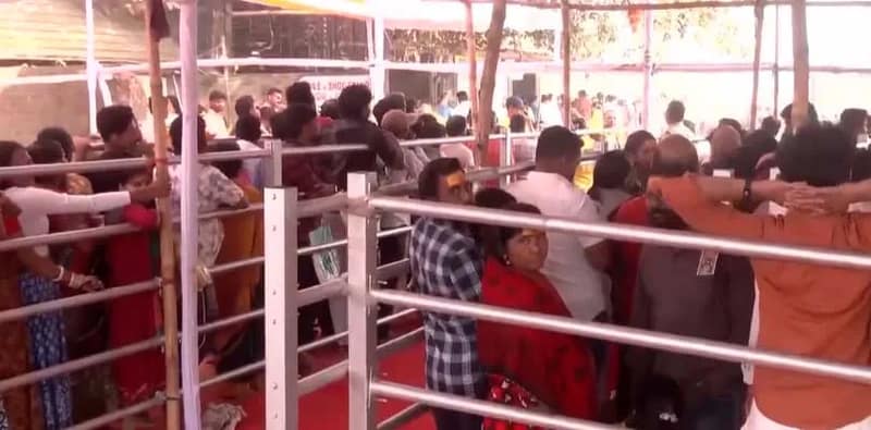 শিবরাত্রি উপলক্ষে বিপুল সংখ্যক ভক্তদের ভিড় ওড়িশার লিঙ্গরাজ মন্দিরে