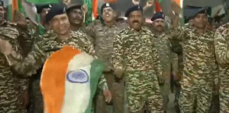 ভারত-পাক ম্যাচের আগে ভারতীয় ক্রিকেট দলকে উত্সাহ সিআরপিএফ জওয়ানদের