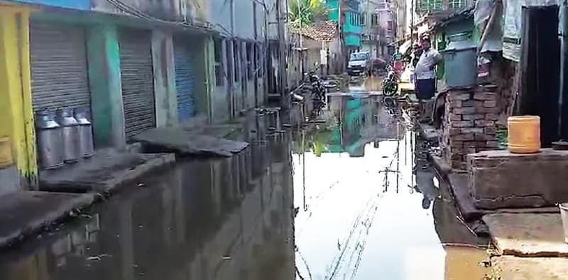 নর্দমা বন্ধ করে সাফাই কাজের জেরে নোংরা জলে ভাসছে পানিহাটি, ক্ষোভ