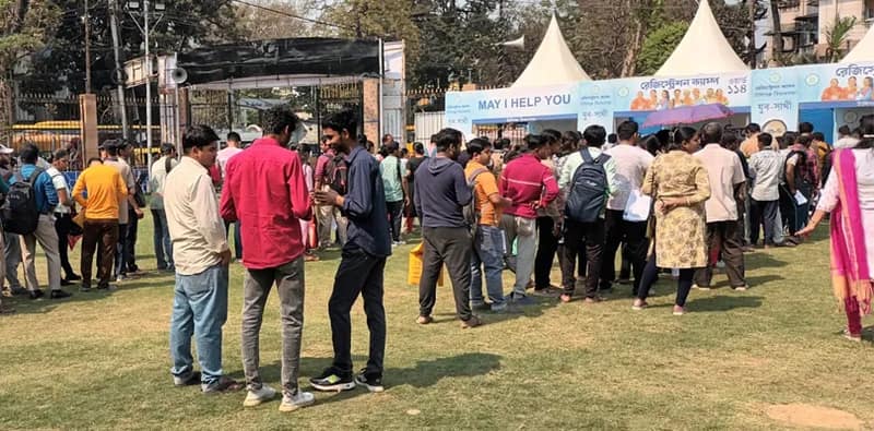 যুবসাথীর রেজিস্ট্রেশনের জন্য লম্বা লাইন টালিগঞ্জে