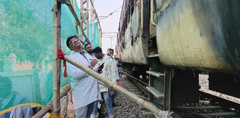 কাটোয়া স্টেশনে ট্রেনের বগিতে অগ্নিকাণ্ডের ঘটনার তদন্তে এল ফরেন্সিক দল