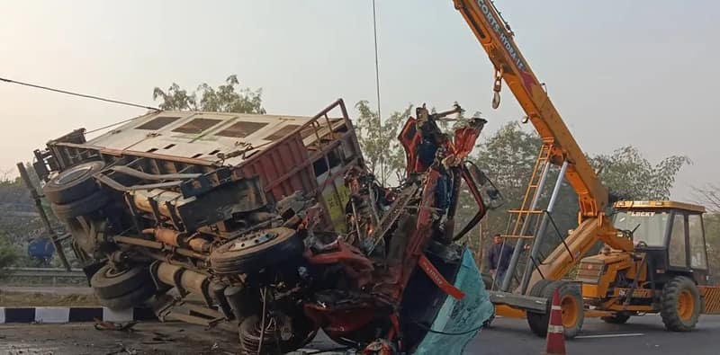 উলুবেড়িয়ায় নিয়ন্ত্রণ হারিয়ে ট্রেলারে ধাক্কা মেরে উল্টে গেল একটি কন্টেনার
