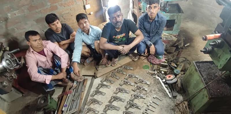 বিহারের ভাগলপুরে বেআইনি অস্ত্র কারখানায় হানা বাংলা ও বিহার পুলিশের যৌথ দলের, বিপুল আগ্নেয়াস্ত্র সহ ধৃত পাঁচ