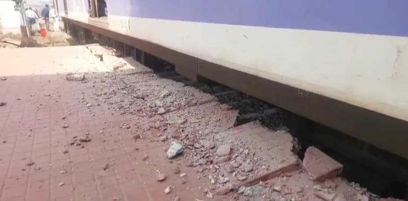 শালিমার স্টেশনে ঢোকার মুখে লাইনচ্যুত লোকাল ট্রেনের কামরা