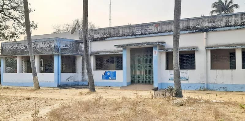 ঝাঁ চকচকে ভবন তৈরি হলেও চিকিৎসক ও নার্সের অভাবে চালু হয়নি ইনডোর পরিষেবা রামনগরের চন্দনপুর প্রাথমিক স্বাস্থ্যকেন্দ্রে